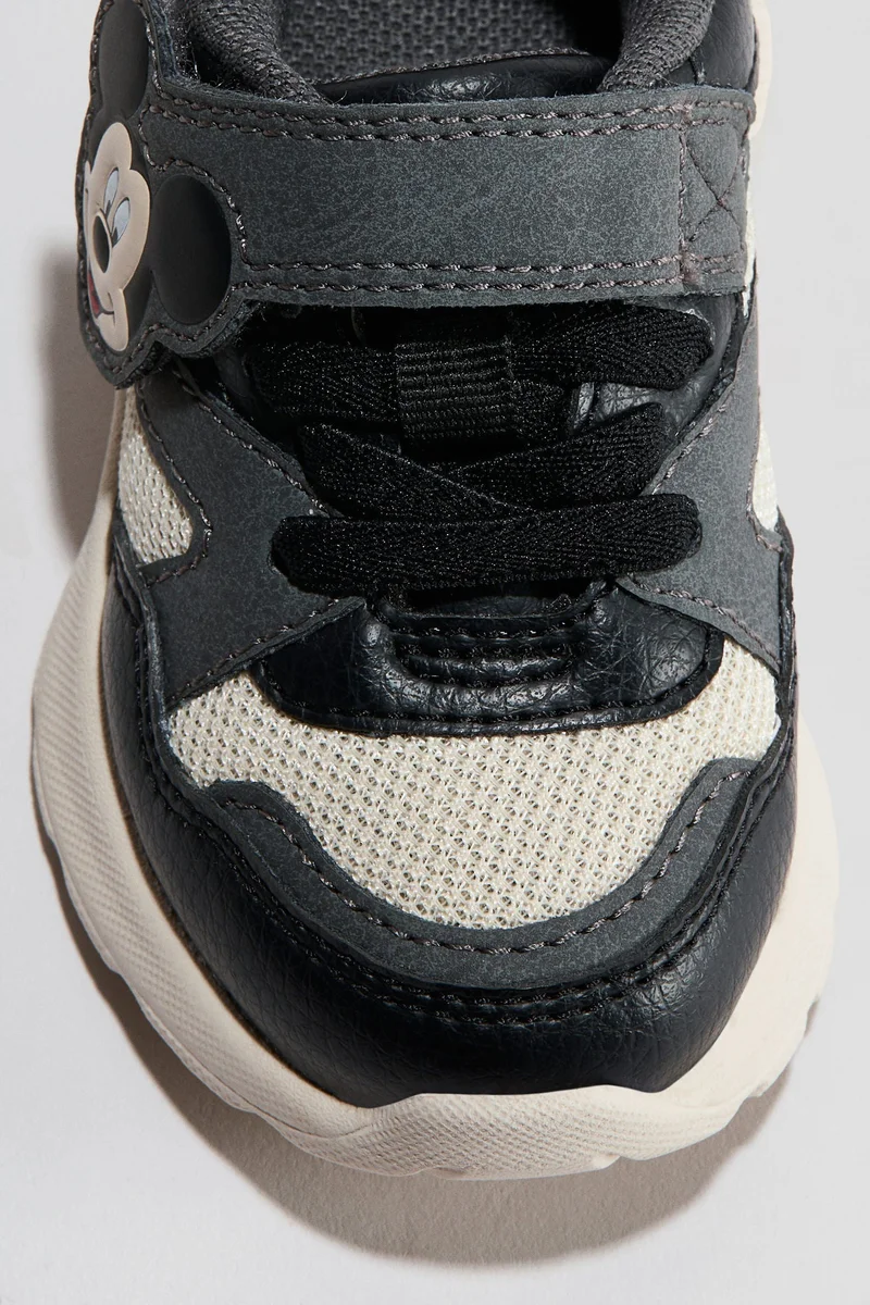 اتش اند ام حذاء سنيكرز بألوان متباينة